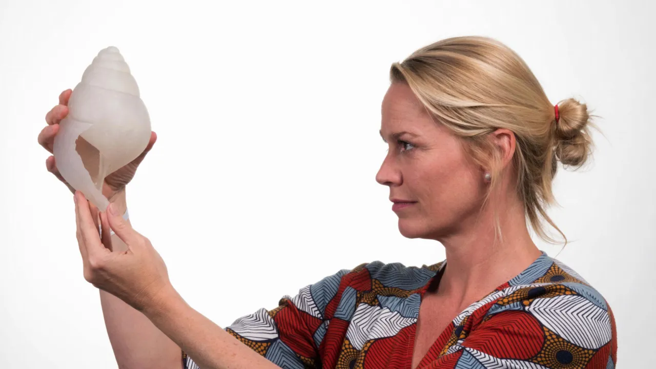 Katja Peijnenburg bestudeert een schelp