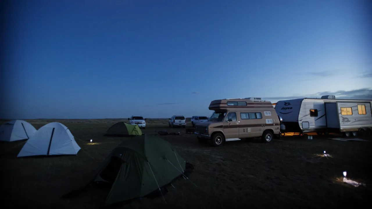 kamp in het donker