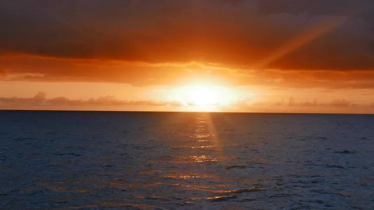 Ondergaande zon op de oceaan