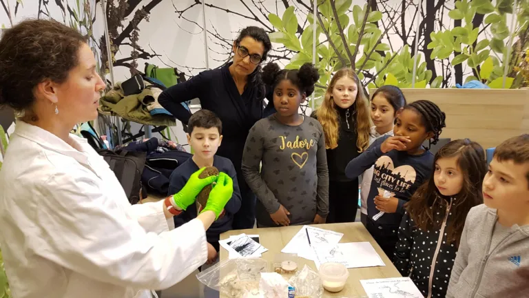Naturalis Becky laat vogel zien op de club