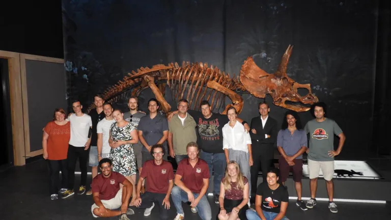 Het Dinolab team bij het eerste skelet dat af is: Triceratops Dirk