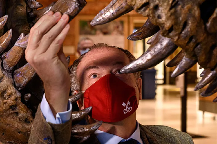 De Leidse burgemeester Henri Lenferink plaatst symbolisch de laatste tand in de ge-3d-printe schedel van Trix.