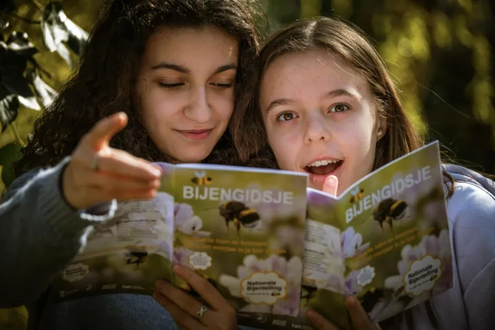 Kinderen met bijengidsje