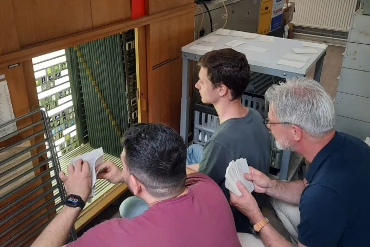 Panos, Floris en Rob op zoek naar dia's 