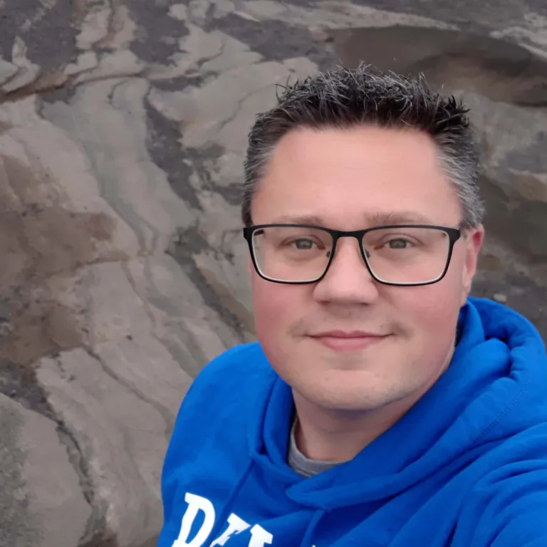 Sebastiaan voor een onsluiting van hyaloclastiet op IJsland