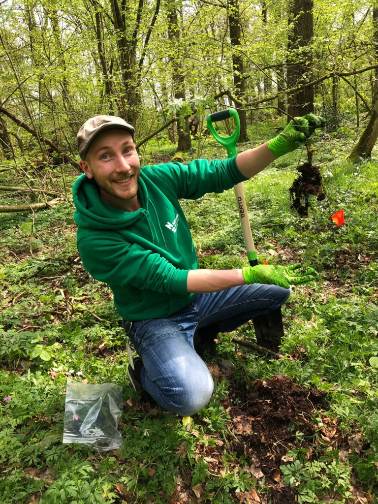 Op deze foto hou ik een kleine zaailing van een boom omhoog, die ik in het bos heb opgegraven om de mycorrhiza schimmels in de wortels te bestuderen.