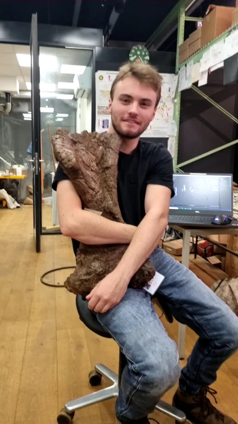 Ik met een Triceratops Humerus