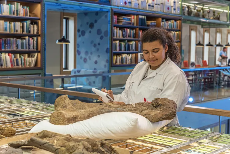 Yasmin in het dinolab