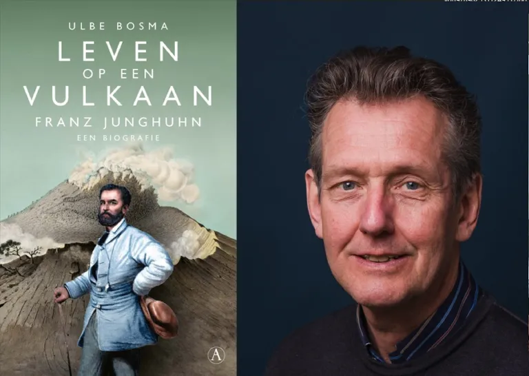 Kaft van het boek leven op een vulkaan, met een afbeelding van Franz Junghuhn voor een rokende vulkaan, daarnaast een foto van schrijver Ulbe Bosma