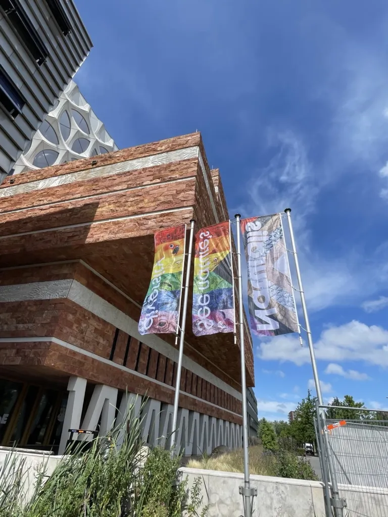 Pridevlaggen buiten Naturalis