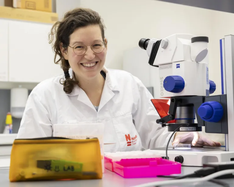 Elsa Girard in het laboratorium van Naturalis