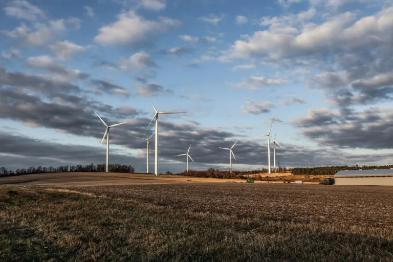 Windmolens in een akker